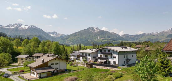 Sonnig / Hochwertig / Alpenpanorama