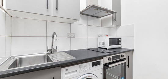 Flat to rent in Wentworth Gardens, London N13