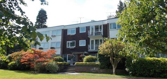 Flat to rent in High Road, Buckhurst Hill IG9