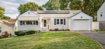 71 Brightwood Ln, West Hartford, CT 06110