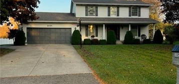 1054 Cayuga Trl SW, Hartville, OH 44632