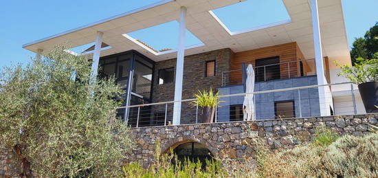 Villa avec une vue sur le vieux village de MOUGINS