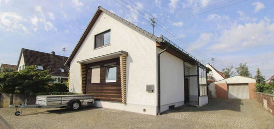 Freistehendes Einfamilienhaus mit großem Garten und Garage in Offingen