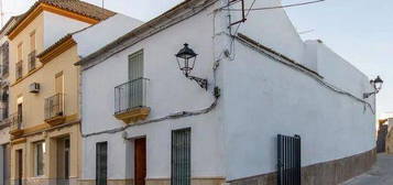 SE VENDE CASA PARA REFORMAR.

ZONA