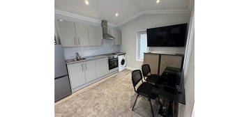 Studio to rent in Long Lane, Staines-Upon-Thames TW19