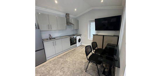 Studio to rent in Long Lane, Staines-Upon-Thames TW19