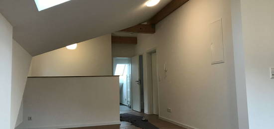 Sanierte 2 Zimmer Maisonette-Wohnung mit Balkon und EBK