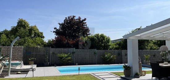 MODERN, MIT POOL UND GARTEN