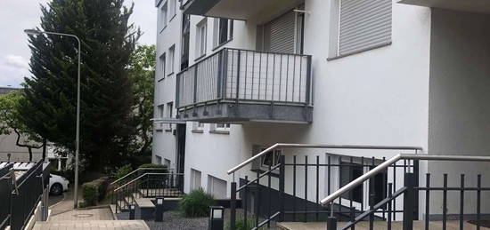 Sanierte Wohnung mit Sonnenbalkon in ruhiger Anliegerstrasse zum Sofortbezug