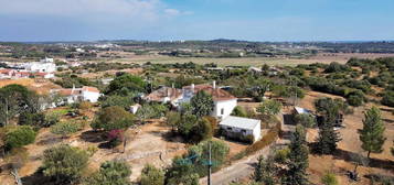 Moradia Tradicional Com Amplos Jardins E Armazém