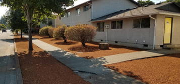 305 E St #2, Springfield, OR 97477