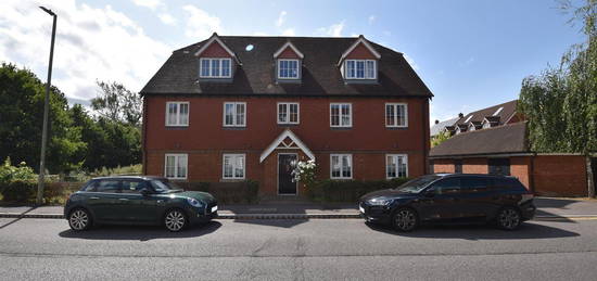 Flat to rent in Brookfield Drive, Horley RH6