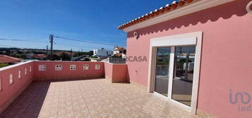 Casa T3 em Charneca De Caparica E Sobreda de 255,00 m²