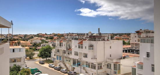 Apartamento Com Terraço Espaçoso No Telhado E Garagem Grande a Uma Curta Distância Da Praia