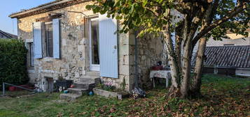 Découvrez cette charmante maison en pierre au coeur du villag