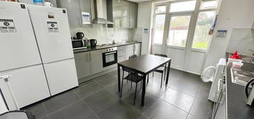 Room to rent in 8 Hillside, Wembley HA9