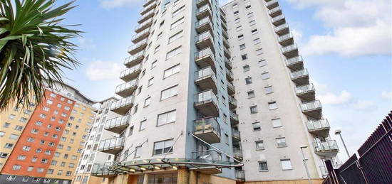 Flat to rent in Axon Place, Ilford IG1