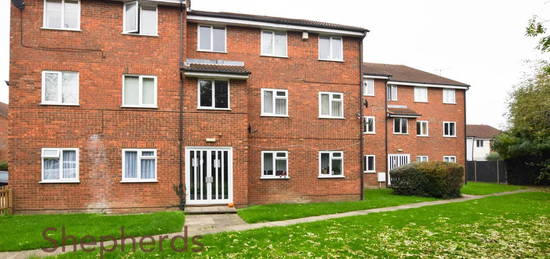 Flat for sale in Cranleigh Close, Cheshunt, Waltham Cross EN7