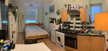 Studio to rent in Brondesbury Park, London NW2