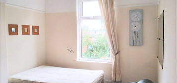 Room to rent in Hollyshaw Lane, Leeds LS15