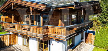 Traditionelles Tiroler Chalet in ruhiger Sonnenlage