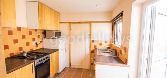 Flat to rent in Crown Lane, Morden, Surrey SM4