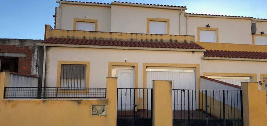 Chalet adosado en venta en calle D