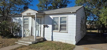 630 Warren Ave, Liberal, KS 67901