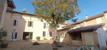 Maison de Caractère avec Jardin et Piscine dans le Centre Historique de Fleurance