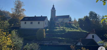 kleines Haus mit Nebengebäude und großem Garten