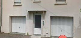 Location logement type f2 une piece a vivre , cuisine ouverte sur piece a vivres, chambre individuelle , couloir dentre