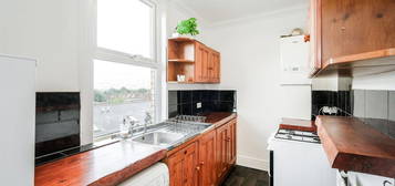 Flat to rent in High Road, Woodford Green IG8