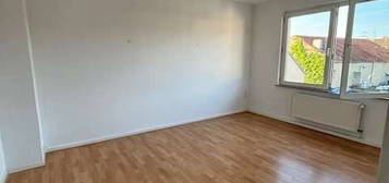 **Helle, gutgeschnitte 2-Zimmer Dachgeschoß-Wohnung mit Balkon in Inrath zu vermieten**