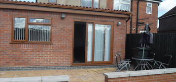 5 bed semi-detached house to rent