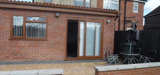 5 bed semi-detached house to rent