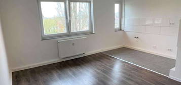 * Schöne 2 ZW mit Wohnküche, Bad mit Fenster - kleiner Balkon KL WEST * einfaches Wohnviertel *