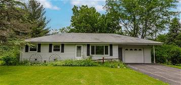 S79W26625 Hillview Dr, Mukwonago, WI 53149