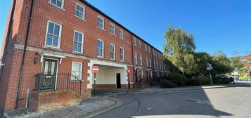 Maisonette to rent in Surrey Street, Littlehampton BN17