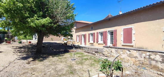 Charmante maison avec grand jardin et piscine dans un village pittoresque et une deuxième maison avec son propre jardin