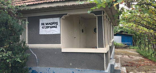 Vand casa cu 4 camere si bucatarie.