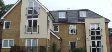 Flat to rent in West Street, Sutton, Surrey SM1