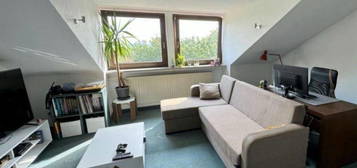 Schöne 2 Zimmer Dachgeschoss Wohnung mit Pkw Stellplatz