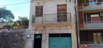 Aci catena - Casa singola con cortile