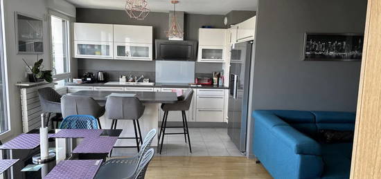 Appartement meublé  à louer, 4 pièces, 3 chambres, 83 m²