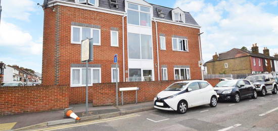 Flat to rent in Webster Road, Rainham, Gillingham ME8