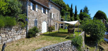 Une maison en pierre en deux logements de 100 m2 et 45 m2 av