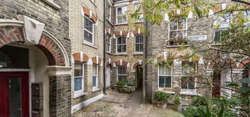 Flat to rent in Bonnington Square, London SW8