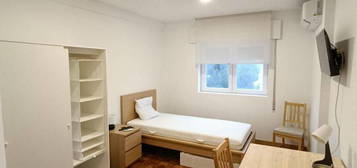 735029 - Quarto com cama de solteiro em...