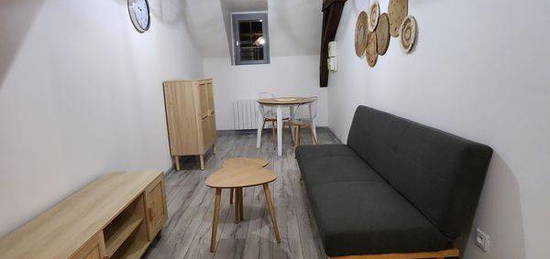 LOUE STUDIO MEUBLE 25m² (centre ville Evron)