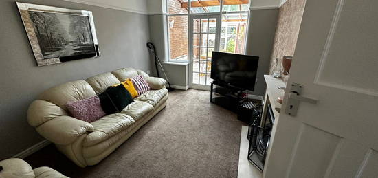 4 bed semi-detached house to rent